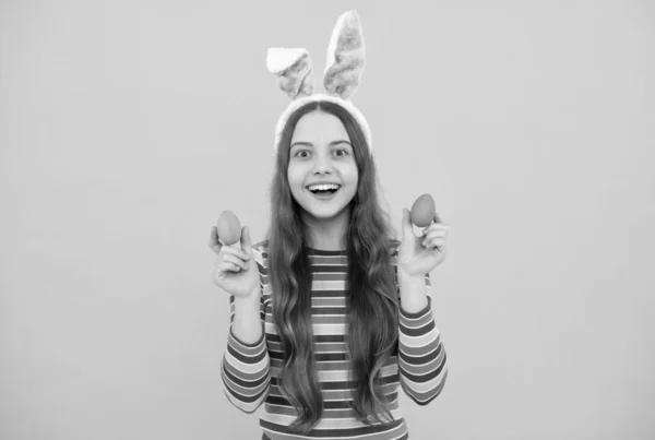 Menina feliz da Páscoa em orelhas de coelho de coelho mostrando ovos pintados para férias, páscoa feliz — Fotografia de Stock