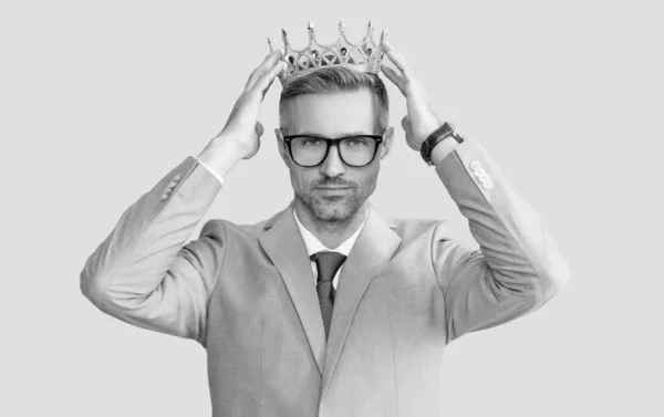 Hombre arrogante exitoso usar corona de rey. éxito empresarial y recompensa. —  Fotos de Stock