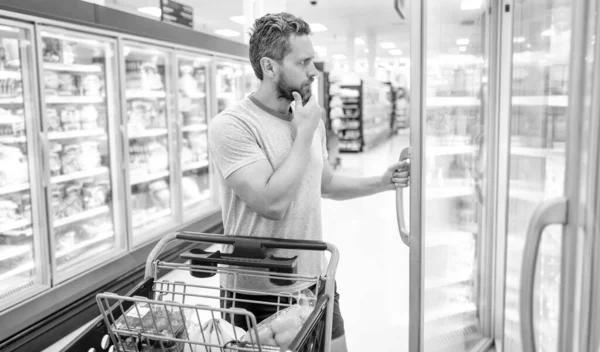 Alımlı müşteri tüketicisi. Marketteki adam. Marketten alışveriş yapan biri..