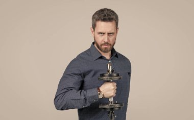 Güçlüdür. Patron güç ve otorite göster. Dambılı bir iş adamı. spor gücü.