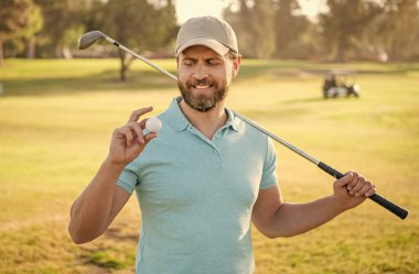 Yaz etkinliği. Profesyonel açık hava sporu. Golf topunu gösteriyor. erkek golfçü