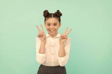 Okula dön, barışa dön. Mutlu çocuk V işaretleri göster. Okul eğitimi. Barış için öğrenme