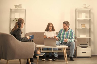 Babası olan çocuk psikolog problemi çözüyor, ailesi var.