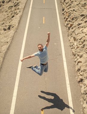 Açık havada yola atlayan olgun atletik adam, motivasyon.