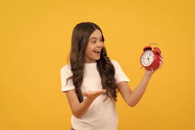 Mutlu çocuk, geriye dönük çalar saati göster, sabah