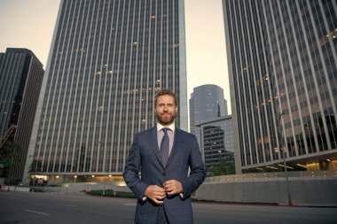 İş başarısı. Takım elbiseli başarılı bir adam. Yönetici yöneticisi ofis dışında