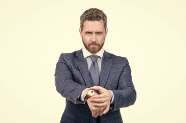 İş elbiseli sakallı işadamı kol saati gösteriyor. Yüzü beyaz ve son teslim tarihinde izole edilmiş.