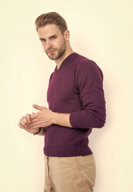 Kıyafetten çok stil var. Beyaz tenli şık bir adam. Sıradan bir tarz. Erkek giyim tarzı