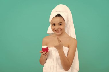 Cilt güzelliği. Güzellik kozmetiği. Temizleme fırçası. başvuruyorum. Kozmetik ürün sunumu