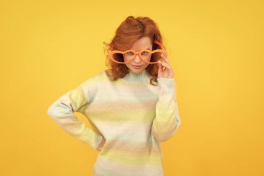 Güzel görünüş. Güzelliğin portresi. Neşeli bayan. Parti gözlüklü gülen kızıl saçlı kadın..