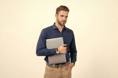 Yakışıklı iş adamı bilgisayarı beyazdan izole etmiş, müdür.