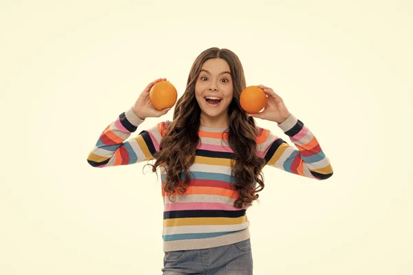 Verrast kind in kleurrijke trui met oranje fruit geïsoleerd op wit, verrassing — Stockfoto