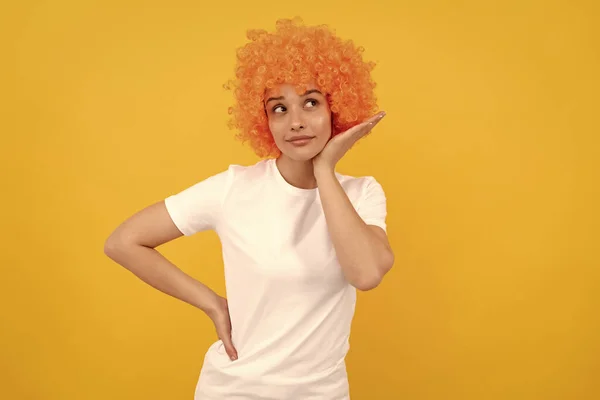 Estás tão gira. A mulher tem cabelo laranja. ser um palhaço. Abril dia de tolos. tempo para se divertir. — Fotografia de Stock