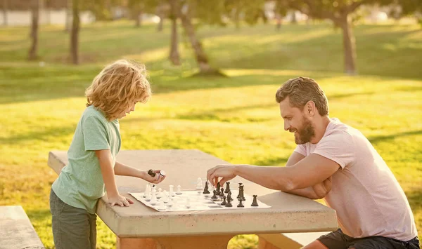 Jaque mate. pasar tiempo juntos. estratégica y táctica. tutoría. papá y el niño —  Fotos de Stock