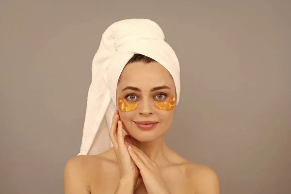 The perfect skincare. applying golden anti-fatigue mask. girl reduce eye bags. collagen cosmetic — Foto Stock