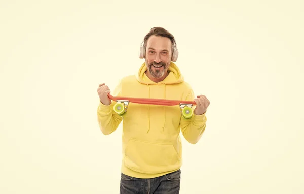 Homem de capuz amarelo com skate. skatista adulto. estilo hipster casual masculino. — Fotografia de Stock
