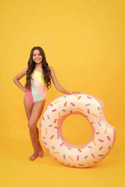 Засмагає. літні канікули. щаслива дівчина в купальнику надувний пончик кільце . — стокове фото