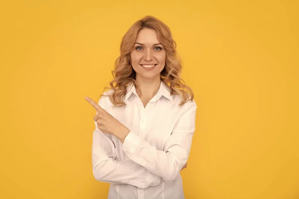 Stile business casual. colletto bianco ragazza. assistente esecutivo o dipendente. donna d'affari. — Foto Stock