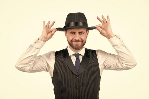 Happy mature guy in formalwear and retro hat isolated on white background, elegance — Stock Photo, Image