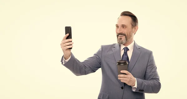 휴대 전화로 커피를 마시는 사람. 스마트폰으로 비디오 블로그를 만들고 있습니다. 전화로 블로 깅 하기. — 스톡 사진