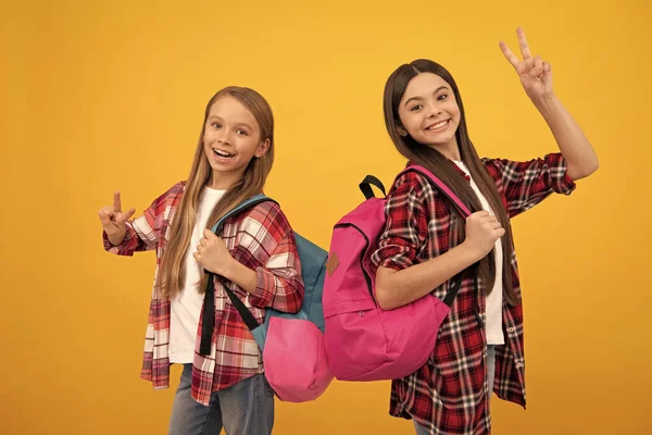 Kunskapsdag. Begreppet utbildning. barn med långt hår på gul bakgrund. 1 september — Stockfoto