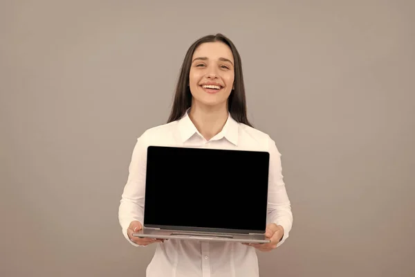 Szczęśliwa kobieta w białej koszuli pokazująca prezentację reklamy komputerowej, przestrzeń do kopiowania, nowoczesne życie — Zdjęcie stockowe