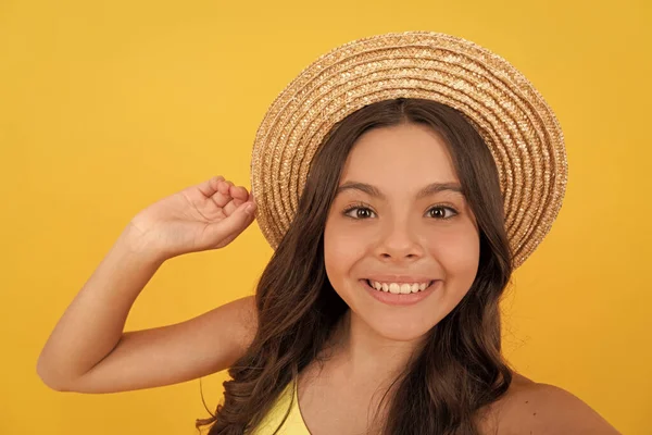 S'amuser. selfie le temps. enfant porter un chapeau de paille. sourire adolescent fille avec les cheveux bouclés sur fond jaune. — Photo
