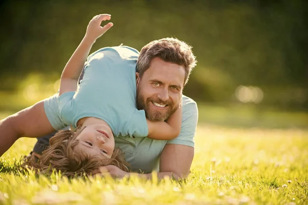 Feliz padre e hijo divirtiéndose en el parque. valor familiar. infancia y paternidad. — Foto de Stock