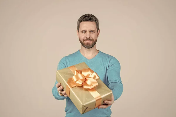 Venta y descuento. sorpresa para ella. San Valentín. día de boxeo. hombre guapo dando regalo caja. —  Fotos de Stock