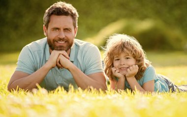 Gülümseyen baba ve oğul parkta eğleniyor. Aile değeri. çocukluk ve ebeveynlik.