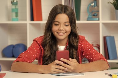 Mutlu çocuk, uzun kıvırcık saçlı, akıllı telefondan konuşan, çocukluk arkadaşı.