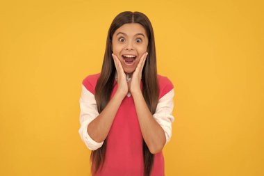 Vay canına. Deri güzelliği. Gençlik ve gençlik. Sıradan moda. Mutlu genç kız sarı arka planda.