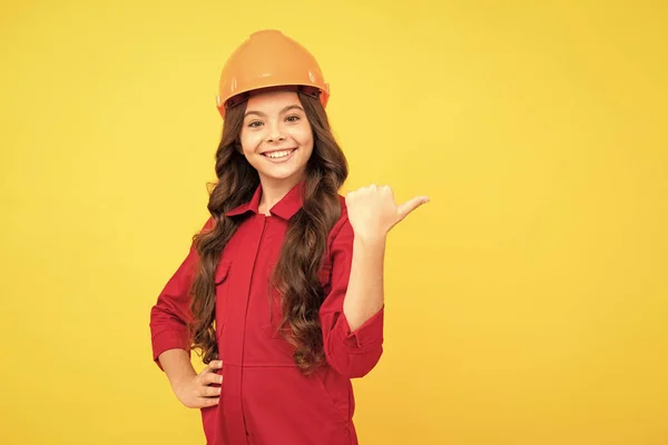 孩子们戴头盔盖楼。保护和安全。儿童教育。在建筑工地. — 图库照片