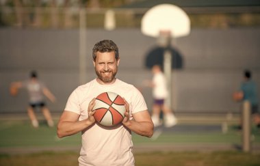 Spor antrenörü ya da basketbol oyuncusu. Spor okulu. Teknisyen, fiili eğitim dersinde..