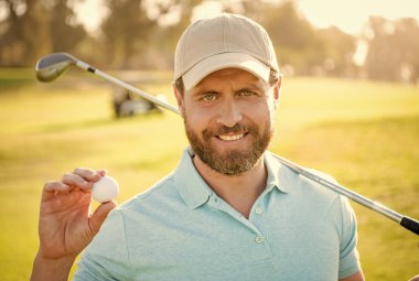 İnsanların yaşam tarzı. Yeşil çimlerde adam üstüne adam. Yaz etkinliği. Profesyonel spor.