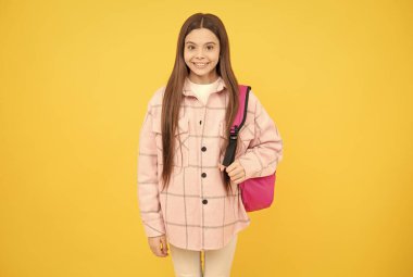 Sınıflarımıza dönelim. Okul çantalı ergen bir çocuk. çocukluk ve eğitim.