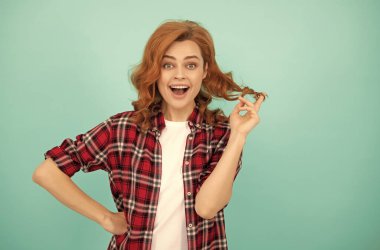 Kıvırcık saçlı, gülümseyen kadın. moda ve güzellik. Kadın model gündelik trend. Bir kızın portresi.