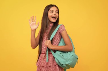 Merhaba bilgi günü. Eğitim konsepti. Sarı arka planda uzun saçlı çocuk..