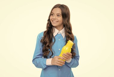 İştahını açar. Mutlu çocuk şişeyi beyazda izole etmiş. Yoğurt atıştırmalığı. İştah kontrolü