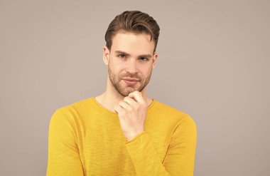 Yakışıklı adammış. Yakışıklı adam portresi gri arkaplan