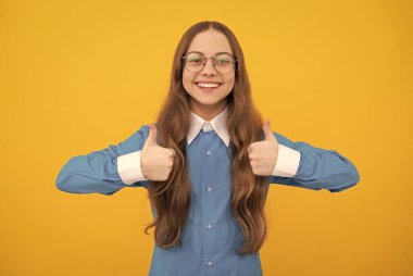 Eğitim al, tatmin ol. Mutlu genç kızlar başparmak kaldırır. Tatmin edici el hareketi. Memnun ol.