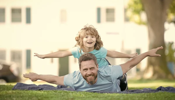 Mutlu adam baba ve çocuk battaniye üzerinde uçuyormuş gibi davranın. — Stok fotoğraf