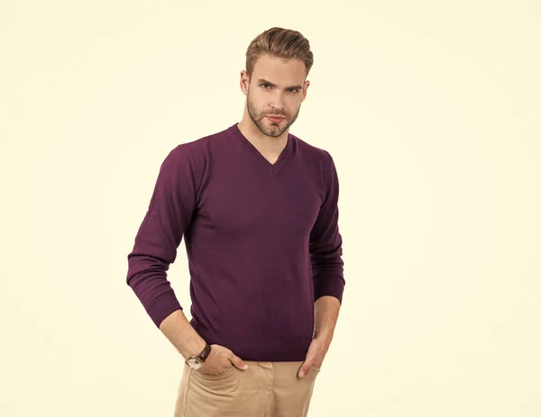 Chico guapo usa jersey violeta con pantalones casuales aislados en blanco, atractivo —  Fotos de Stock