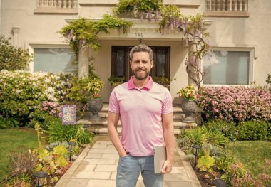 Gülümseyen sakallı adam internet üzerinden ev satıyor veya kiralıyor, ev sahipleri sigortası