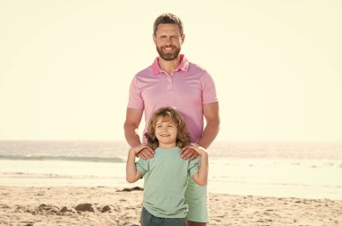 Aile seyahati ve tatil. Çocukluk ve ebeveynlik. Baba ve çocuk denizde.