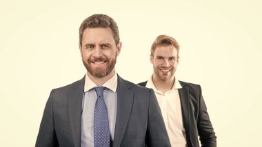 Gülümseyen patron ve resmi takım elbiseli çalışan, beyaz ve iş dünyasında izole edilmiş.