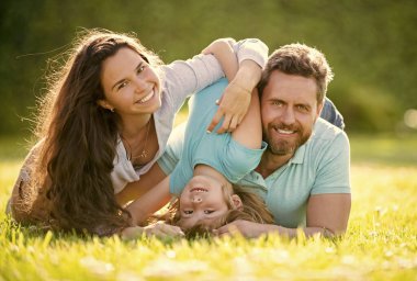 Arkadaş canlısı aile yazın eğleniyor. Küçük çocukla mutlu bir aile. Anne, baba ve oğul rahatlayın.