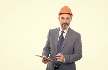 Beyaz fotokopi alanı ve profesyonel meslekte izole edilmiş klasör üzerinde kontrat imzalayan neşeli, olgun bir adam.