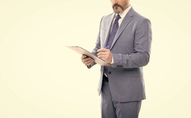 adam notlar alıyor ya da beyaz fotokopi alanında izole edilmiş klasör üzerinde sözleşme imzalıyor, sözleşme imzalıyor.