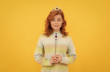 Sihirli değnek tutan hayret verici kadın. Egoist kız diyabet giyer. Kibir ve bencillik..